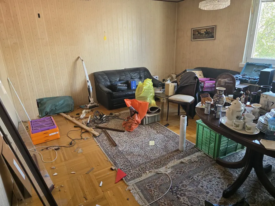 Vollgestelltes Wohnzimmer vor einer Entrümpelung durch unseren Service in Linz