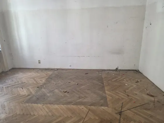 Möbeldemontage und Räumung Linz-Urfahr (4040) – leergeräumtes Zimmer mit sichtbarem Fischgrätparkett nach der Räumung